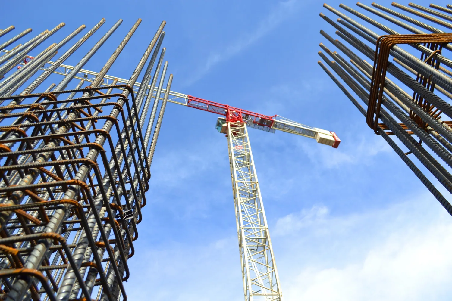 grua cielo azul